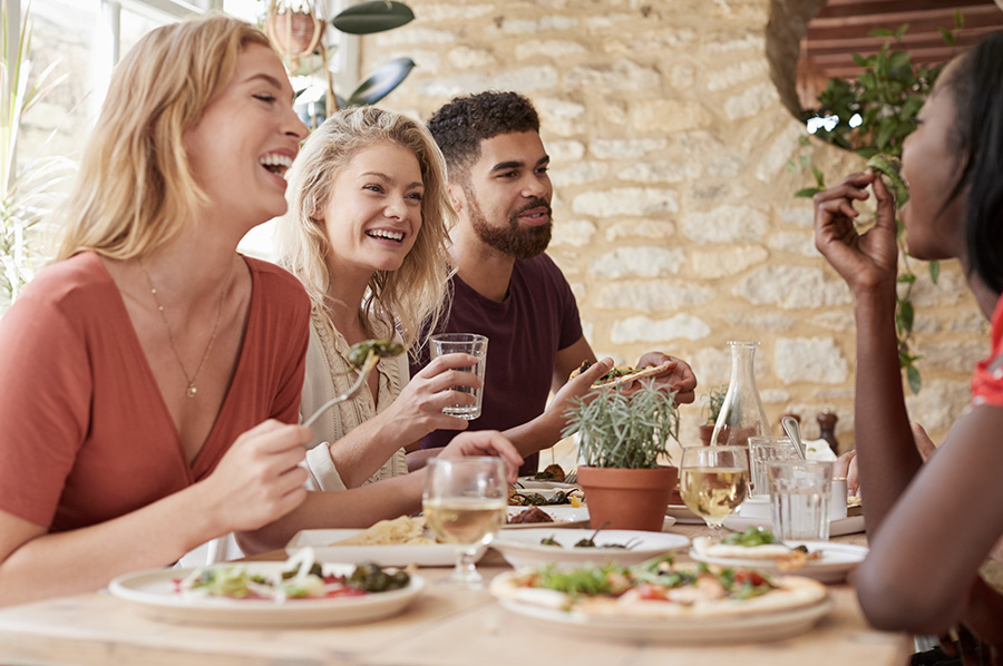 Élevez vos amis avec ces 4 versets bibliques encourageants