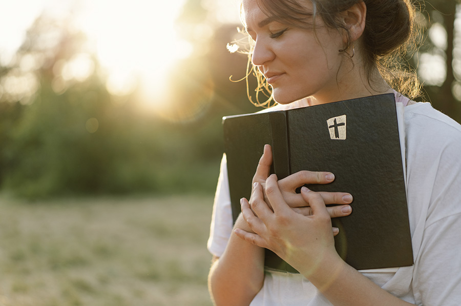 21 des Meilleurs Versets Bibliques sur l’Amour à Suivre